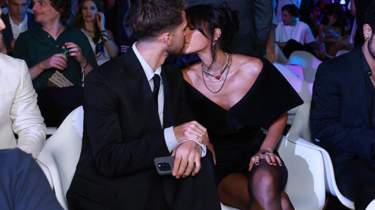 Bruna Marquezine ganha beijão de João Guilherme