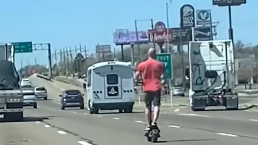 Homem é flagrado com patinete elétrico a 100 km/h em rodovia Homem é flagrado com patinete elétrico a 100 km/h em rodovia