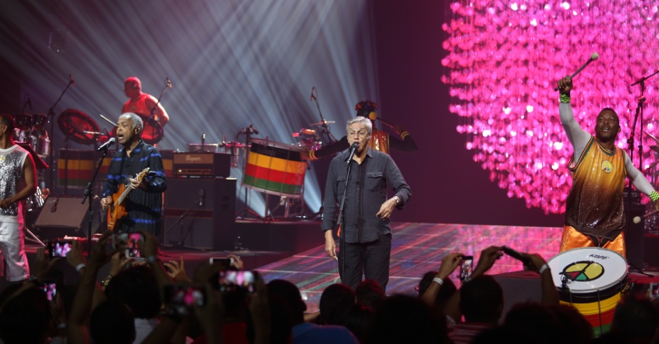 16.ago.2015 - Caetano Veloso, Gilberto Gil e Olodum se apresentaram juntos no Globo de Ouro Palco Viva Axé, no Teatro Castro Alves, em Salvador