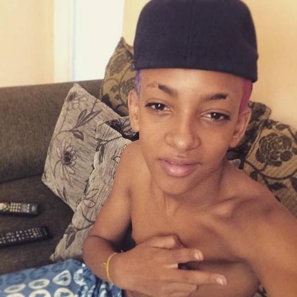 Sobrancelha com fendas - Reprodução/Twitter/@MCBriinquedo