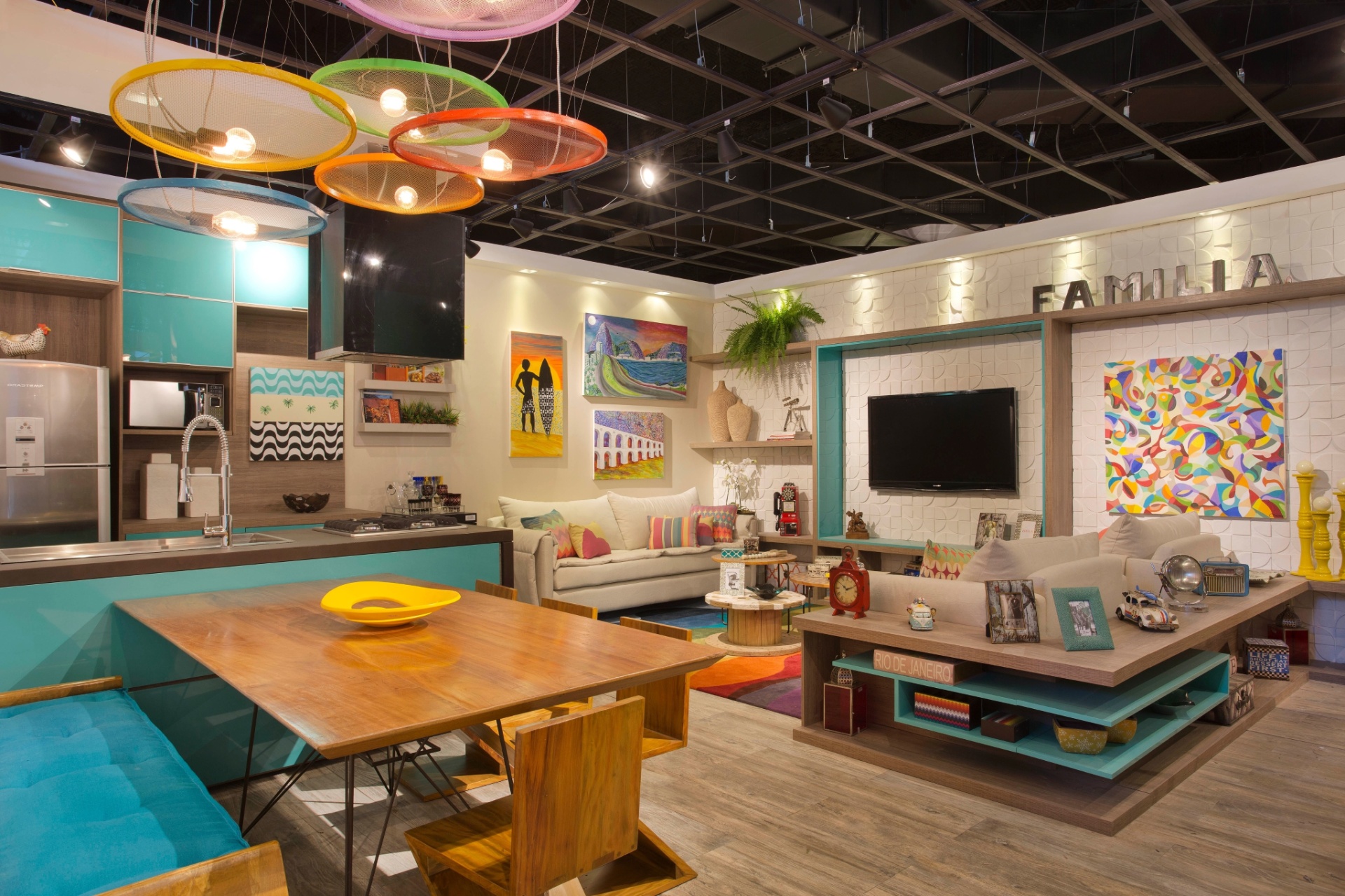 Quer uma luminária escultural e baratinha para sua sala de jantar? Copie a ideia de Ana Cano Milman, Lavínia Jobim e Érica Saraiva para o Estar Carioca da Morar Mais por Menos RJ. Pinte com diferentes cores os aros de seis peneiras, pendure-as em diversas alturas e apoie em cada uma das telas uma ou duas lâmpadas com bonitos filamentos de carbono | A mostra (www.morarmais.com.br) fica em cartaz até 2 de novembro de 2015 - MCA Estúdio/ Divulgação