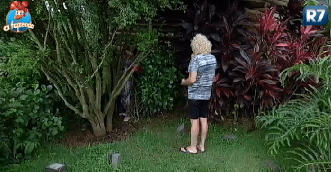 10.out.2015 - Mara Maravilha acredita que está com tudo! A peoa contou para Ovelha que outros peões estão tentando ficar com ela: "O Luka estava lá botando a maior pilha. Aí ficaram ele e o menino querendo me agarrar. Bota moral, fale: 'não, só quem pode sou eu'" . Ao ouvir o relato, Ovelha reclamou: "Né? Vai mexer com a mulher dos outros?". "Que mulher dos outros? Tá maluco, Ovelha?", rebateu Mara antes de cantarolar 'O que que a baiana tem?' - Reprodução/Record