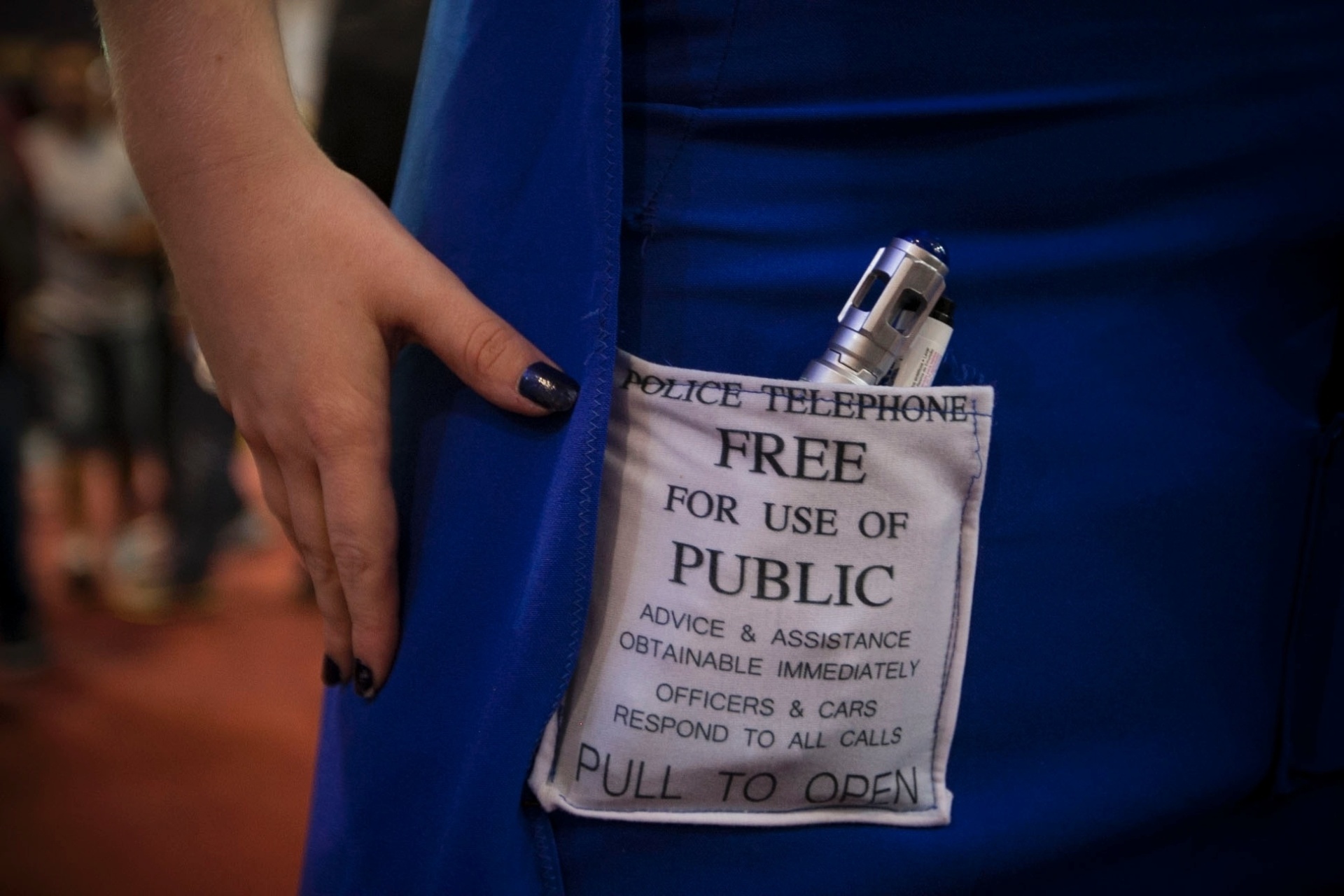 4.dez.2015 - Detalhe da roupa de Gi Pausa Dramática na Comic Con Experience, inspirado na máquina do tempo de Doctor Who - Lucas Lima/UOL