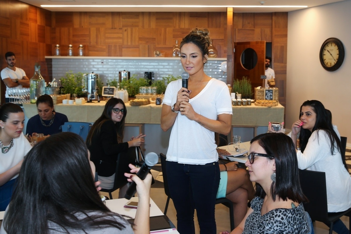 11.dez.2015 - Cláudia Leitte promoveu um café da manhã com convidados para divulgar sua nova música "Corazón"  - Manuela Scarpa/Brazil News