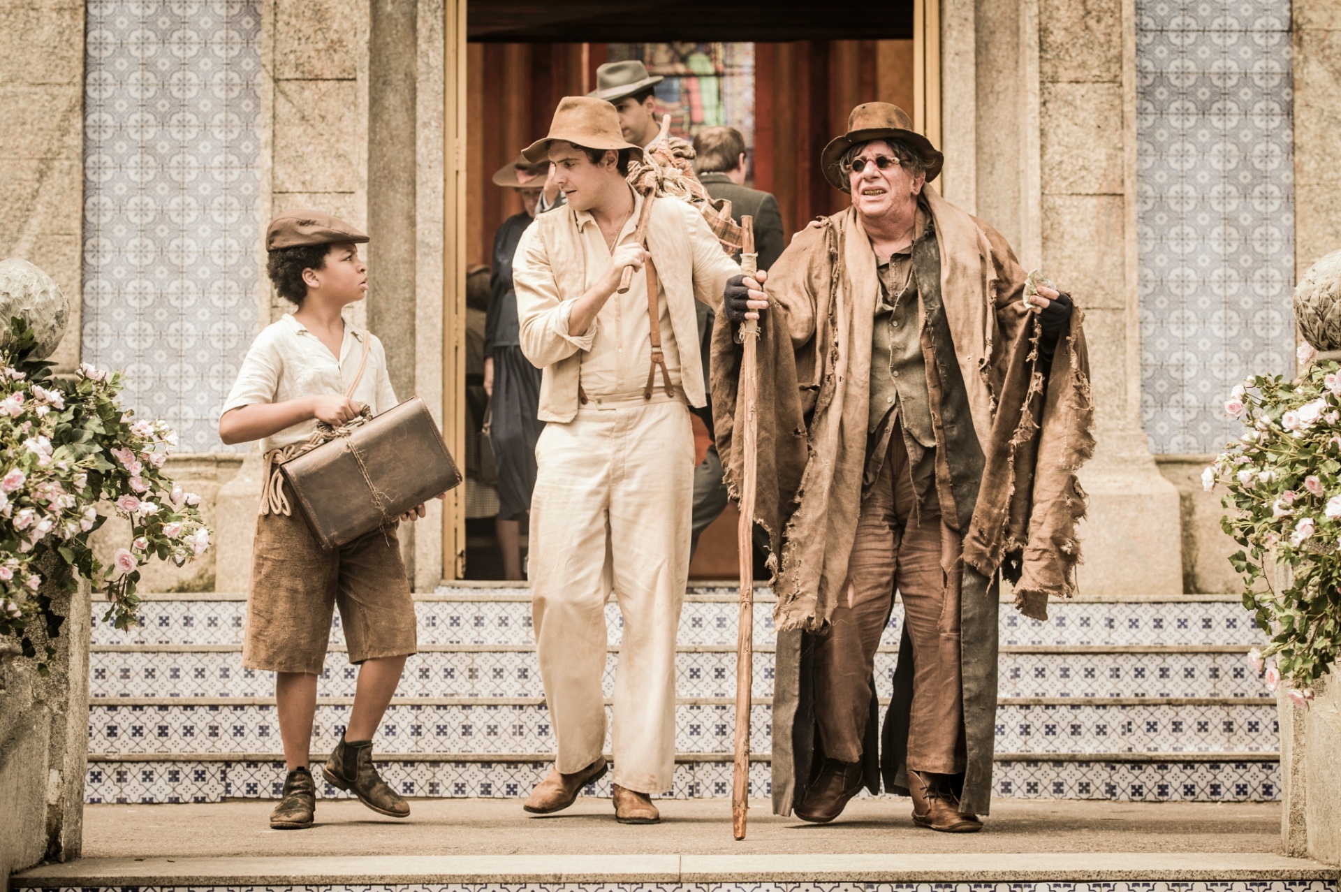 Pirulito (JP Rufino) e Candinho ouvem os conselhos do mentor - TV Globo/Divulgação