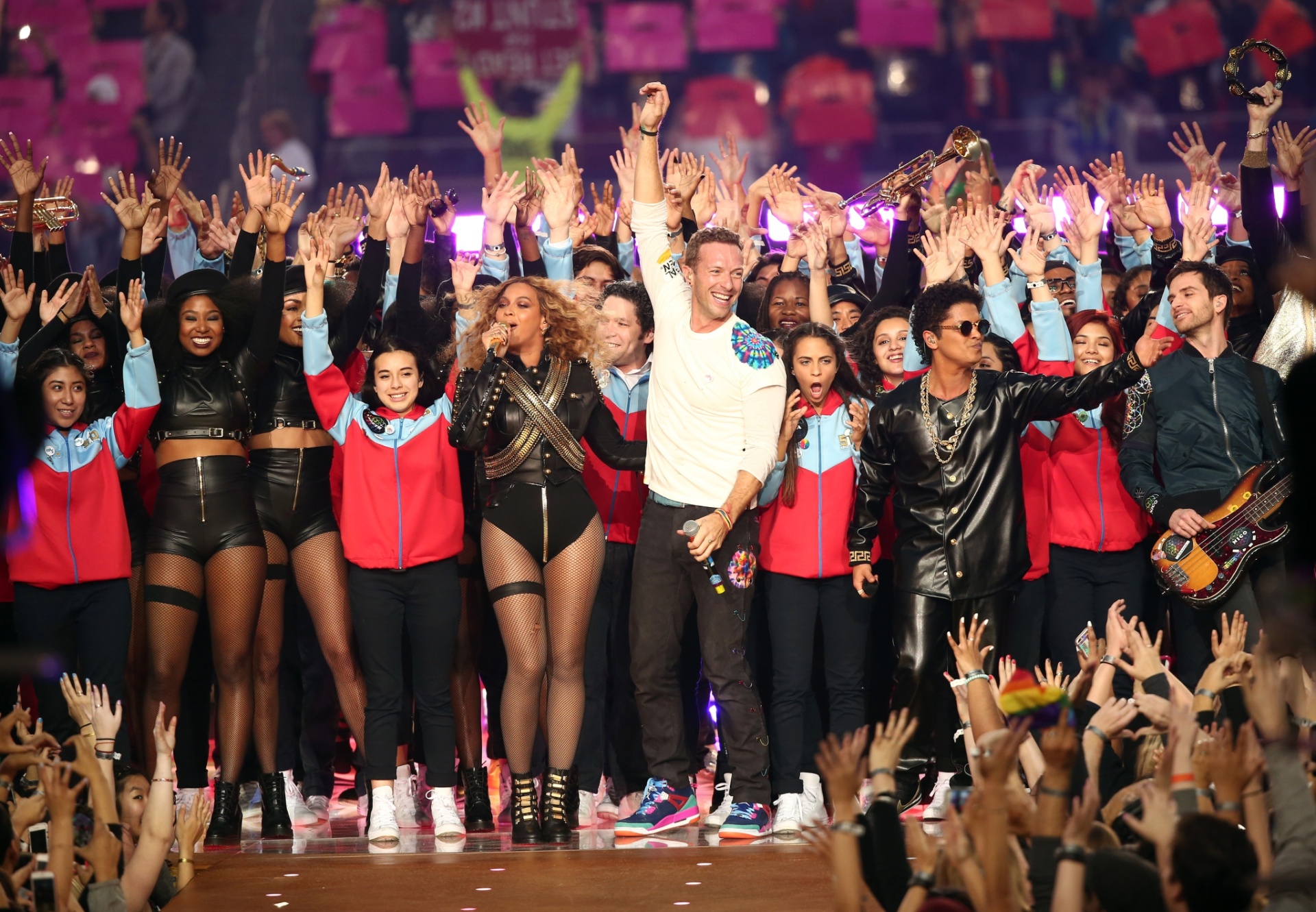 07.fev.2016 - Coldplay, Beyoncé e Bruno Mars se apresentaram durante o show do intervalo no Super Bowl 50 - Getty Images