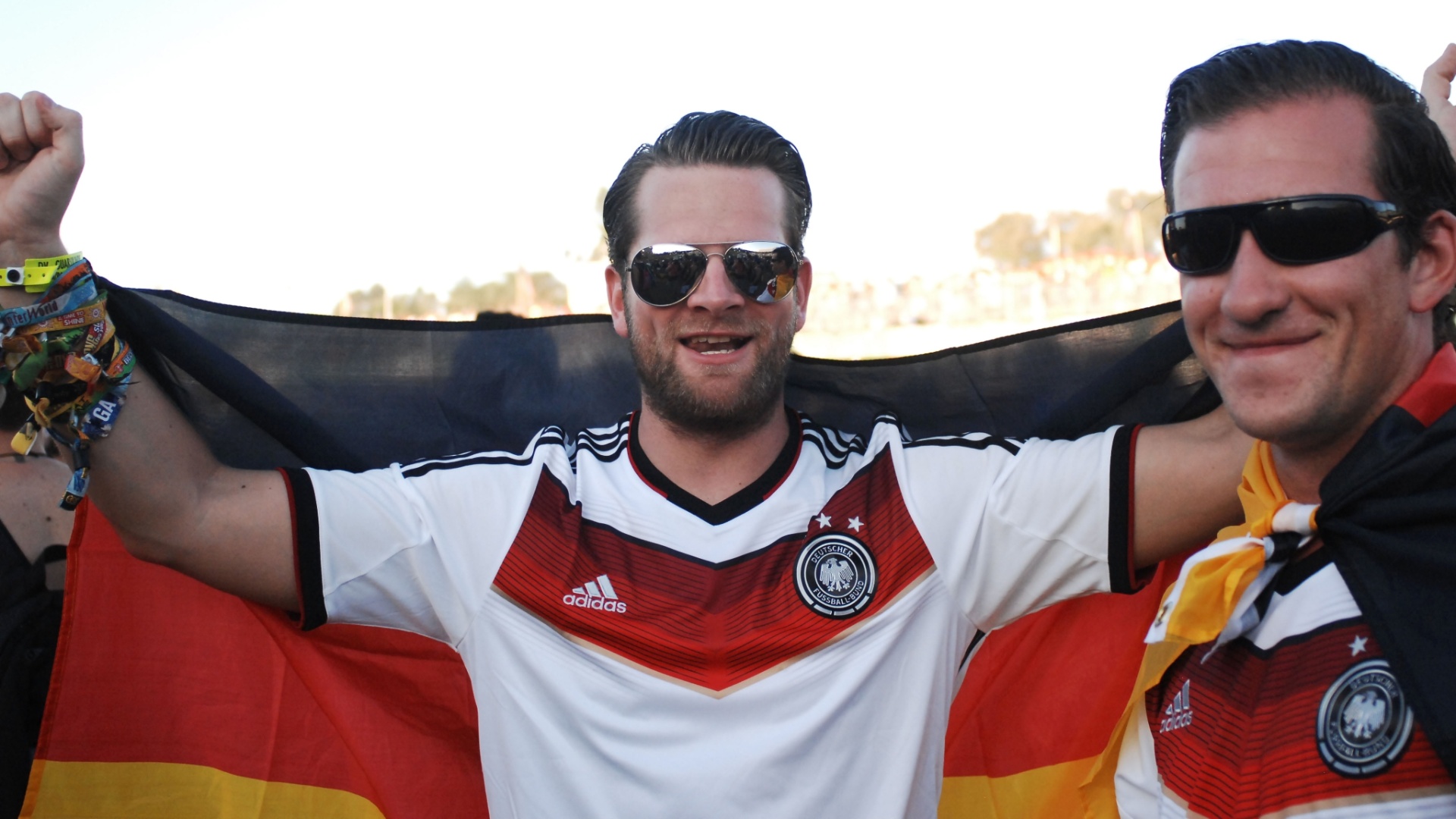 21.abr.2016 - Com bandeira erguida e camisa da seleção, alemães se divertem no Tomorrowland - Reinaldo Canato