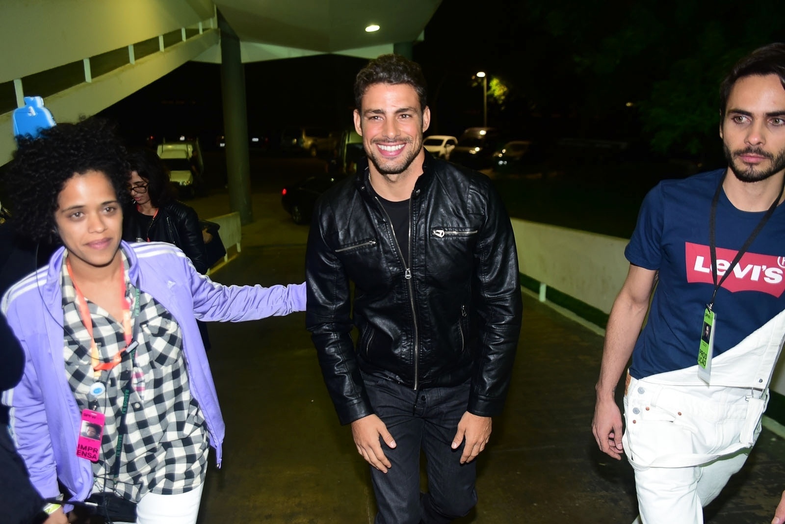 29.abr.2016 - Cauã Reymond chega para acompanhar o último dia de desfiles da SPFW no Parque do Ibirapuera - Leo Franco/AgNews