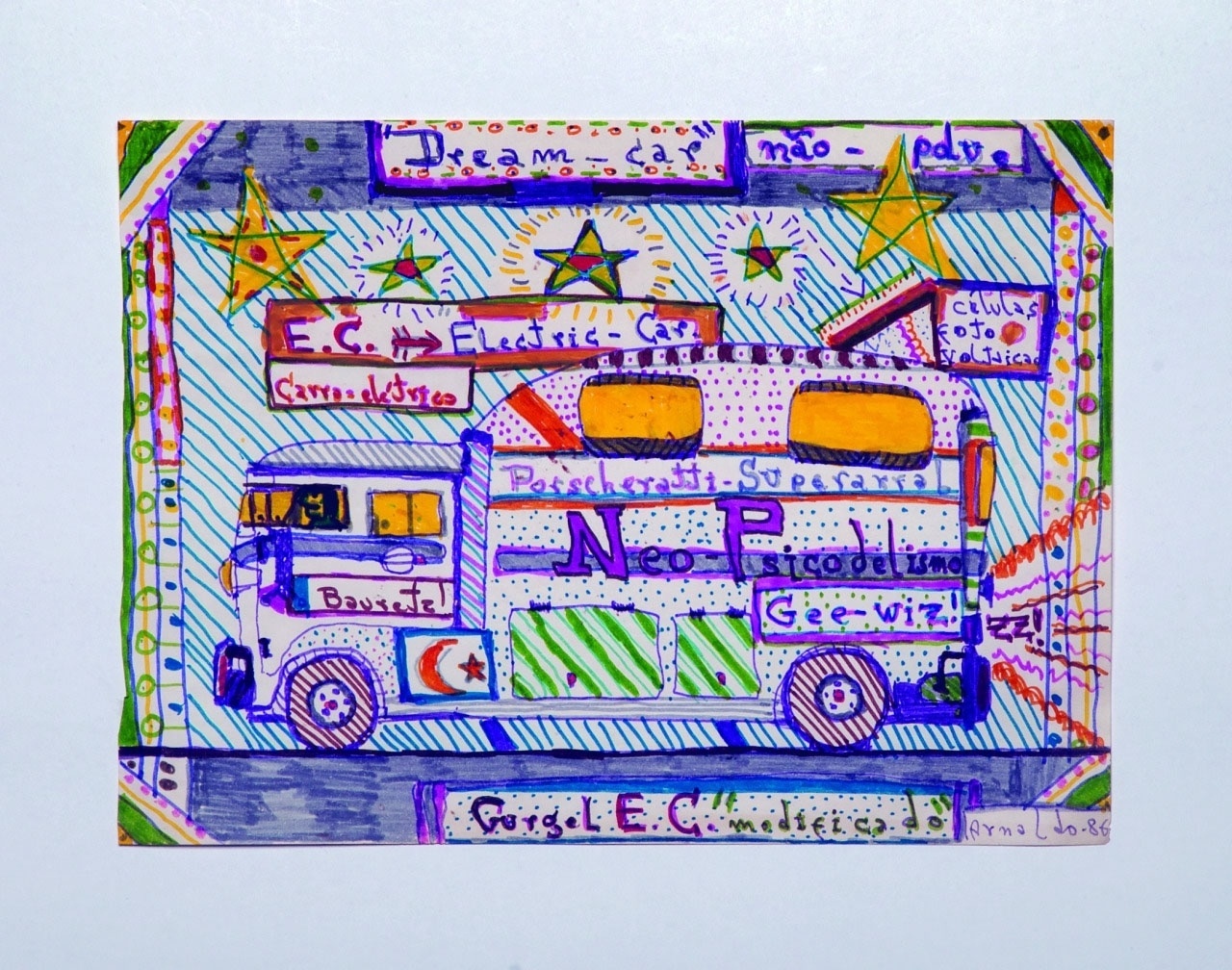 A exposição individual "Transmigração", de Arnaldo Dias Baptista, apresenta desenhos, pinturas, colagens e objetos pessoais como cadernos, jaquetas, camisetas e cartões-postais - Divulgação