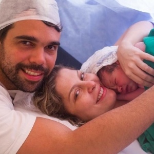 Bárbara Borges, com o marido Pedro e o filhinho Theo na maternidade - Reprodução/Instagram/bbmaedobem