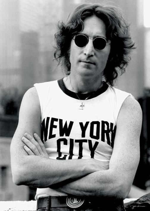 John Lennon com camiseta "New York City" - Divulgação/Bob Gruen