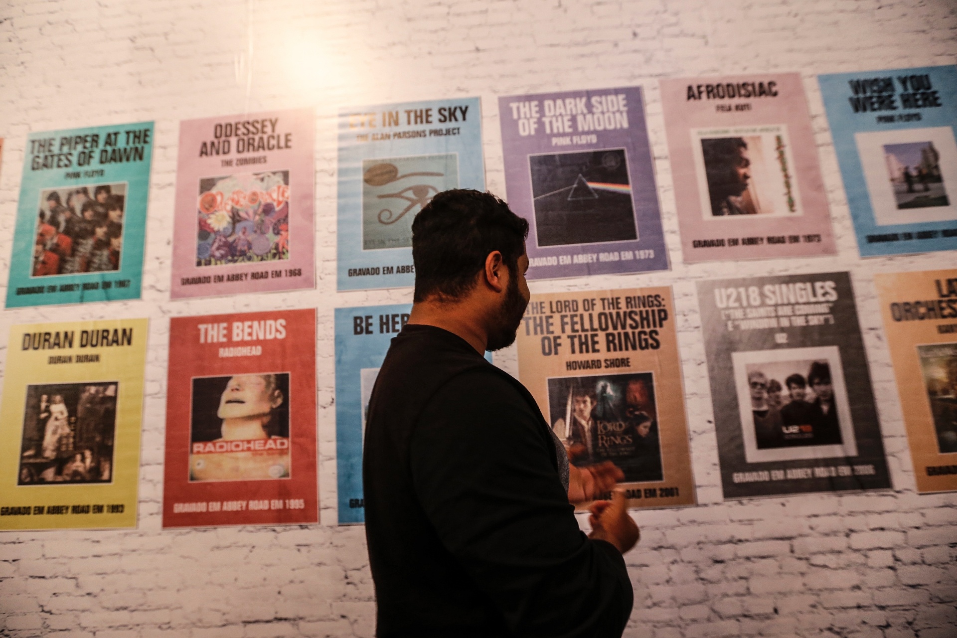 6.set.2016 - Fã de Beatles, André Luis Silva faz selfie durante visita na exposição "Beatleamania Experience" em cartaz em São Paulo - Lucas Lima/UOL