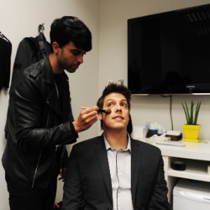 Fábio Porchat se prepara no camarim antes de começar as gravações - Junior Lago/UOL - Junior Lago/UOL