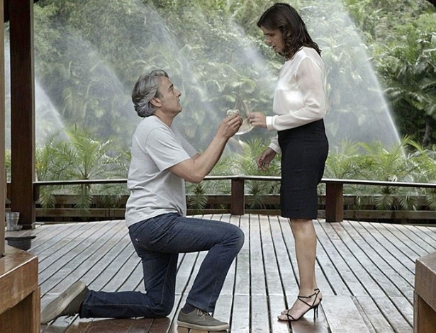 Aparício (Alexandre Borges) pede Rebeca (Malu Mader) em casamento em "Haja Coração" - Reprodução/GShow