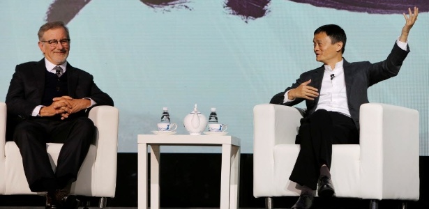 Spielberg (esq.) e Jack Ma, do Grupo Alibaba, anunciam parceria neste domingo (9)  - Shirley Feng/Reuters