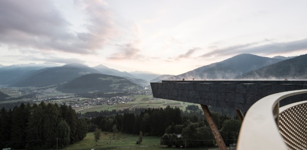 A piscina do Hubertus oferece vista para as montanhas do norte da Itália - Divulgação/Hotel Hubertus - Divulgação/Hotel Hubertus