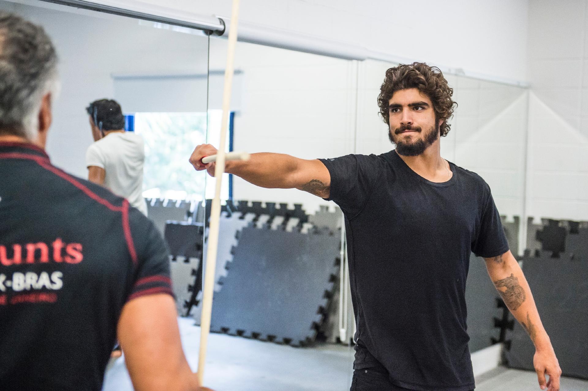 Preparação do elenco de "Novo Mundo": Caio Castro, que viverá Dom Pedro I, na novela das seis, faz aulas de luta com espada - Divulgação/TV Globo