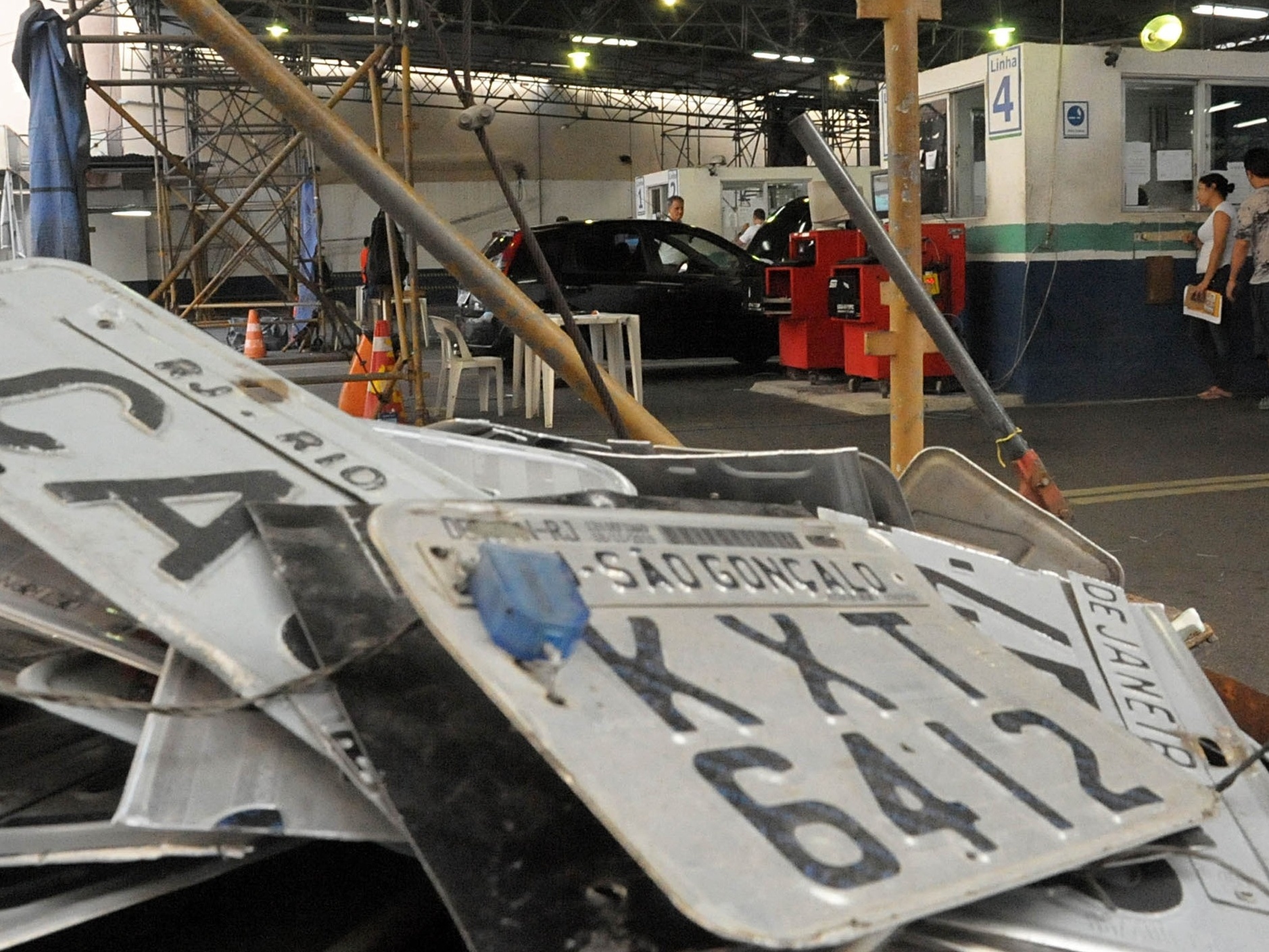 Rodar com a placa ilegível, quebrada, sem o lacre dá prejuízo; sai dessa