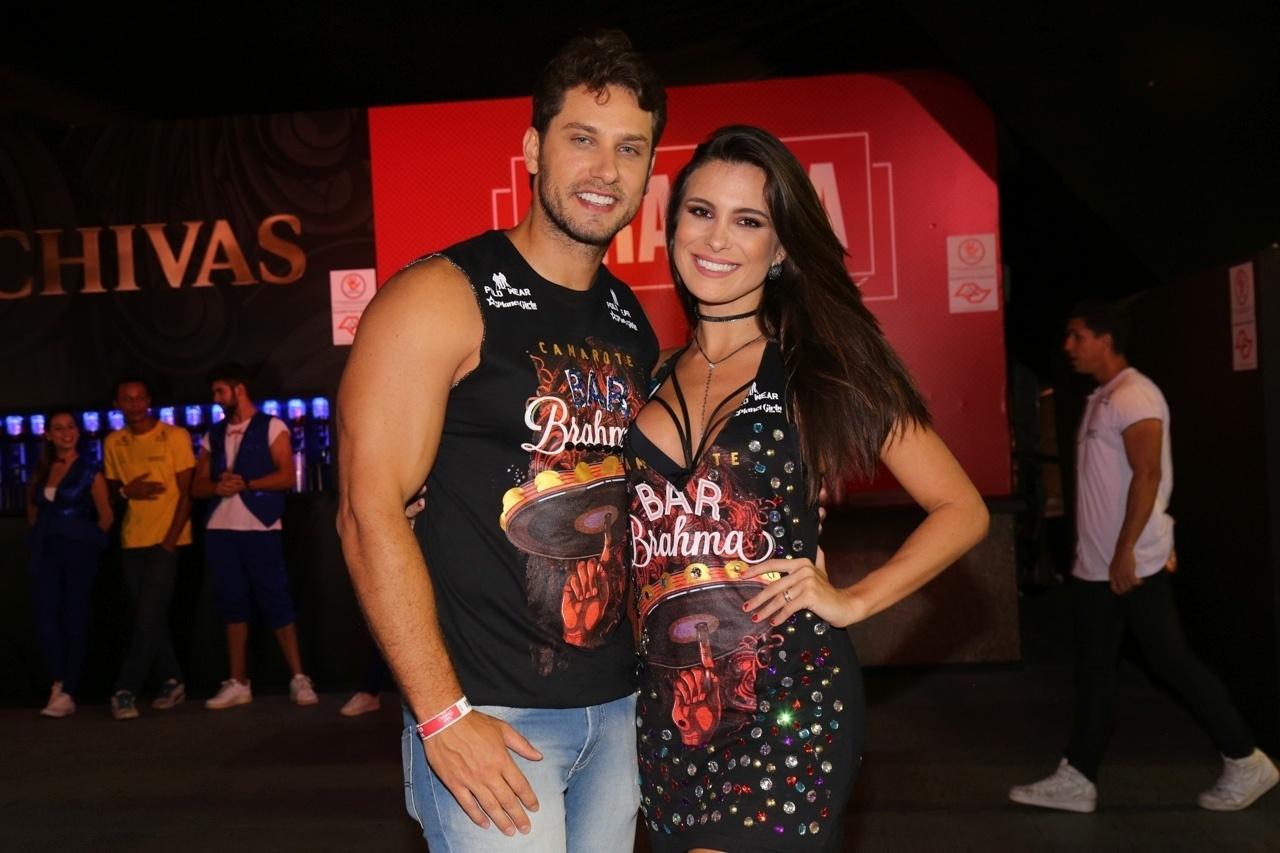 03.mar.2017 - Os ex-BBBs Elieser e Kamilla Salgado, no desfile das campeãs de SP - Deividi Correa/ AgNews