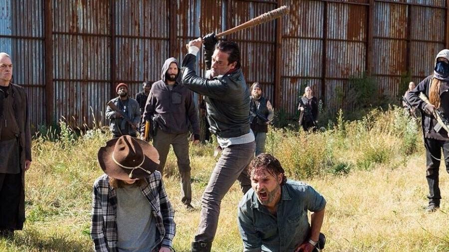 Negan ameaça Carl e Rick no último episódio da sétima temporada de "The Walking Dead"  - Reprodução/AMC