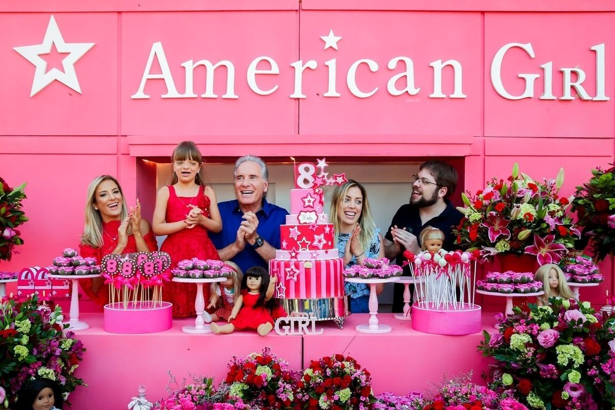 Na hora do "parabéns", Rafa Justus canta acompanhada dos pais, Ticiane Pinheiro e Roberto Justus, e dos irmãos, Ricardo e Fabiana Justus - Manuela Scarpa/Brazil News