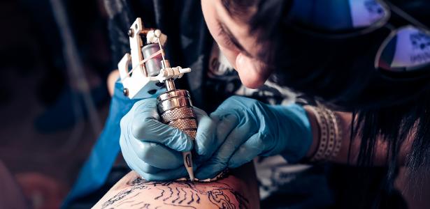 Apenas 464 estúdios de tatuagem e piercing em SP têm alvará sanitário, entre os cerca de 3 mil existentes - Getty Images