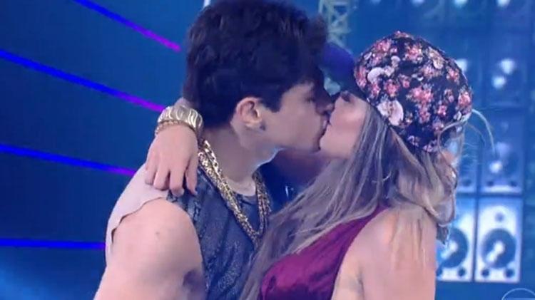 Lucas Veloso e Nathalia Melo se beijam no final da coreografia do ritmo funk  - Reprodução/TV Globo - Reprodução/TV Globo