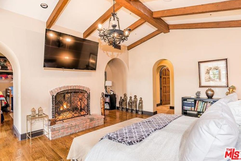 Um dos quartos da nova casa da modelo - Divulgação Imobiliária TheMLS/Trulia.com