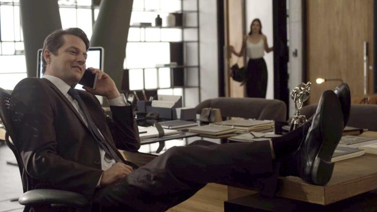 Malagueta (Marcelo Serrado) conversa ao telefone em "Pega Pega" - Reprodução/GShow - Reprodução/GShow