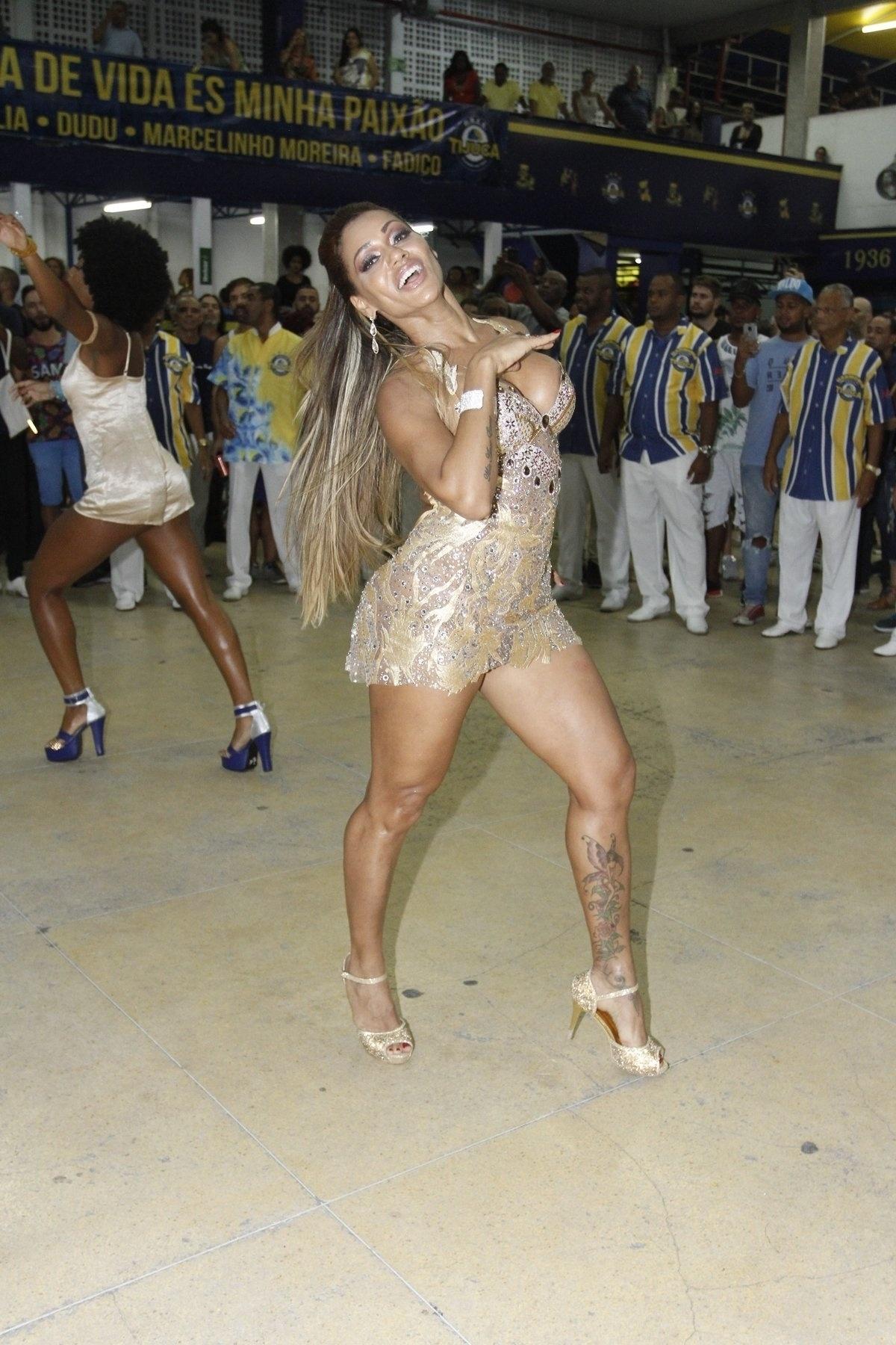 Juliana Alves e Ana Paula Evangelistas requebraram ao som da bateria da Unidos da Tijuca em ensaio na quadra da escola, no Rio de Janeiro - Thyago Andrade/Brazilnews