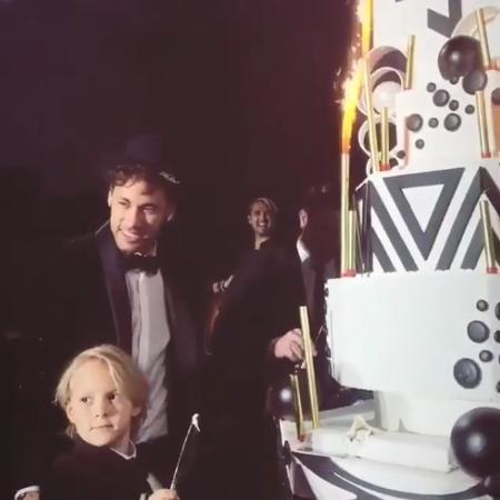 Neymar corta bolo de aniversário com seu filho, Davi Lucca - Reprodução/Instagram - Reprodução/Instagram