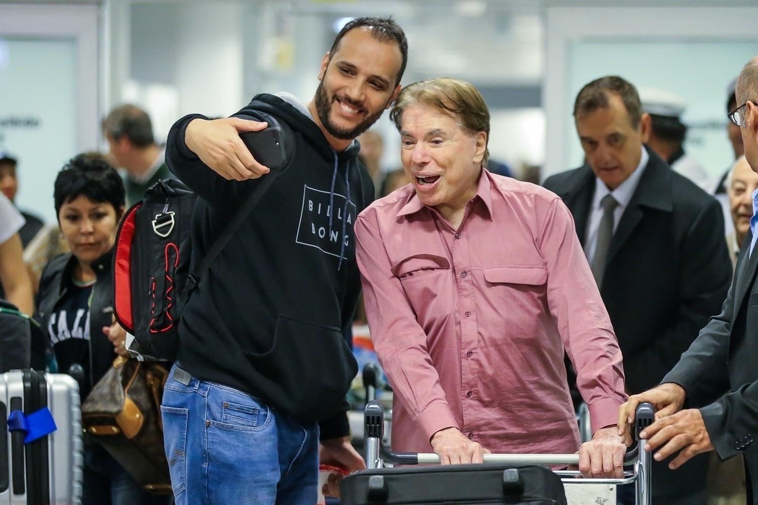 Silvio Santos foi clicado desembarcando no aeroporto internacional de Guarulhos,em São Paulo, neste domingo (22), e foi tietado por fãs - Manuela Scarpa/Brazil News