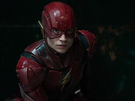 O ator Ezra Miller em "Liga da Justiça" - Reprodução
