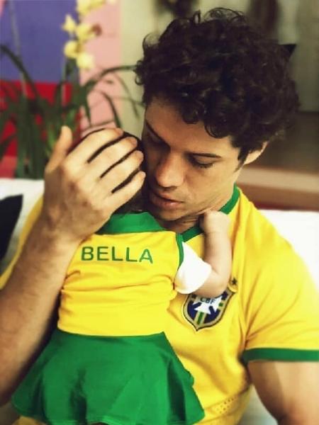 José Loreto segura Bella, vestida com roupa verde e amarela - Reprodução/Instagram/debranascimento