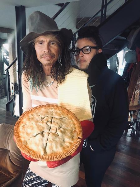 Steven Tyler, Mia Tyler e sua torta de frango - Instagram/Reprodução