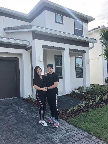 Matheus Aleixo e a mulher, Paula Aires, na nova residência do casal, em Orlando (EUA) - Reprodução/Instagram/paula_aires