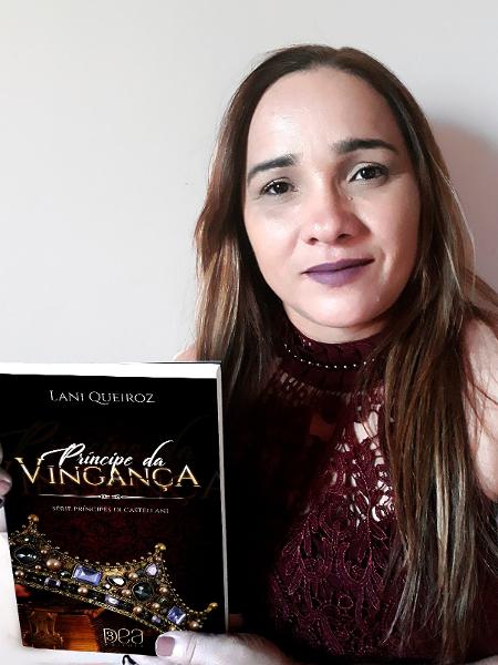 Lani Queiroz, 43, posa com seu primeiro livro erótico, "Príncipe da Vingança" - Arquivo Pessoal