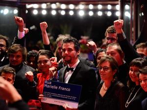 Wagner Moura leva placa da rua Marielle Franco, destruída durante as últimas eleições no Rio de Janeiro, para o tapete vermelho do Festival de Berlim, onde ele divulga o filme "Marighella" - Tobias Schwarz/AFP