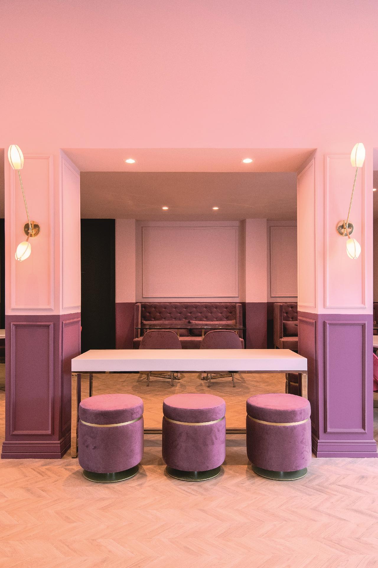 Com um toque vintage, a Boulangerie da dupla Patrizia Genovese e Andrea Camasmie volta ao passado, revivendo a história das antigas boulangeries francesas. Predominante em todo o projeto, especialmente nas paredes pintadas de tinta, o rosa tem inspiração no Pantone Mellow Rose - Victor Eleutério | Divulgação