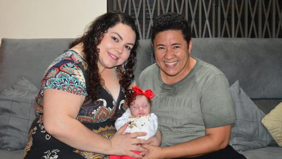 Glauco com a esposa Marcela e a filha Giovana, nascida em novembro - Divulgação/Prefeitura do Rio de Janeiro