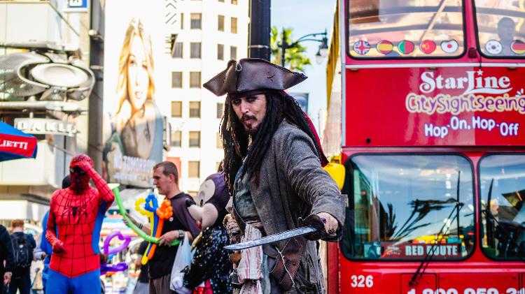 Atores fantasiados lotam pontos turísticos em Hollywood para garantir alguns trocados - iStock