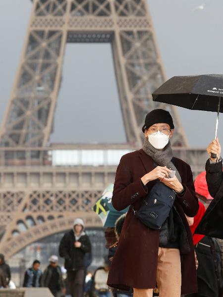 Turista usa máscara em Paris - REUTERS/Charles Platiau
