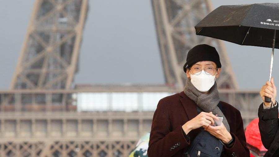 Turista usa máscara em Paris - REUTERS/Charles Platiau