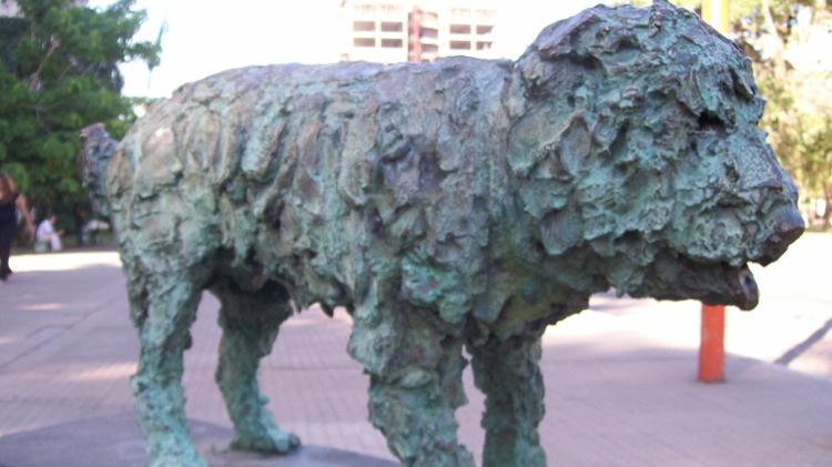Estátua de Fernando em frente à prefeitura. - Arquivo. - Arquivo.
