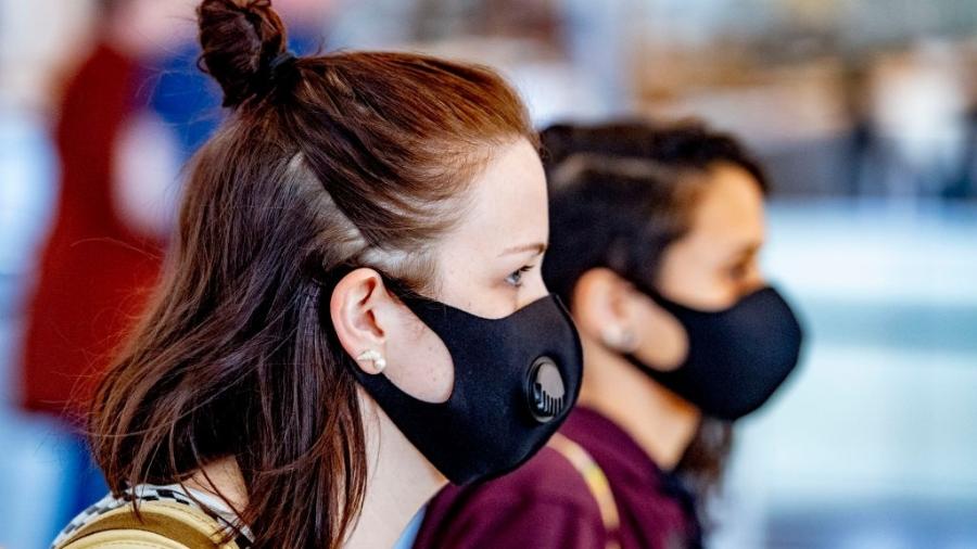 O look de 2020: máscaras que cobrem o rosto são obrigatórias para quem sai de casa - Getty Images