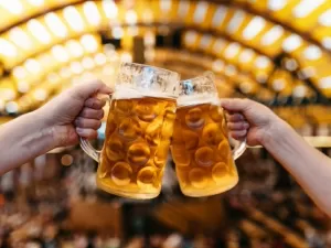 Cerveja, chopeiras e mais: itens para entrar no clima da Oktoberfest Brasil