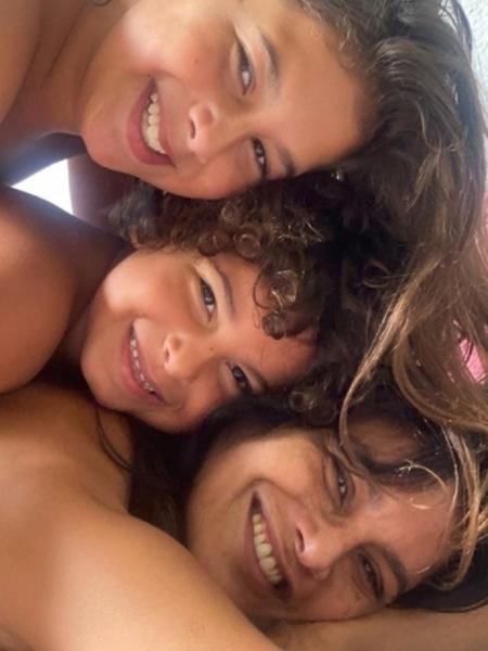 Dira Paes brinca com os filhos Inácio e Martim - Reprodução/ Instagram