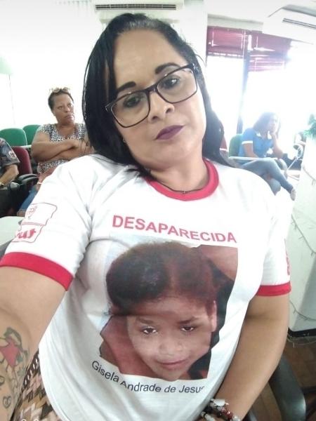Lenivanda Souza Andrade usando camiseta com rosto da filha Gisela Andrade de Jesus, desaparecida desde 2010 - Arquivo pessoal