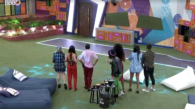 BBB 21: Brothers encaram a porta esperando que algo aconteça - Reprodução/ Globoplay - Reprodução/ Globoplay