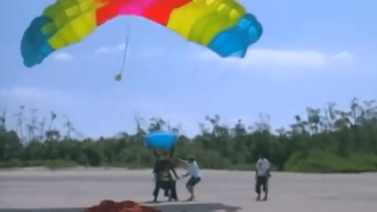 Participantes chegaram de paraquedas na terceira edição de 'No Limite' - Reprodução - Reprodução